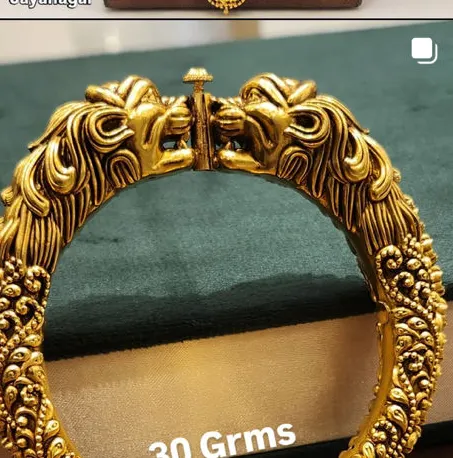A lion head kada on green velvet, captioned 30 grams